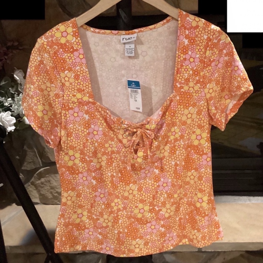 🐣  Stylish Retro Blouse ~ NWT